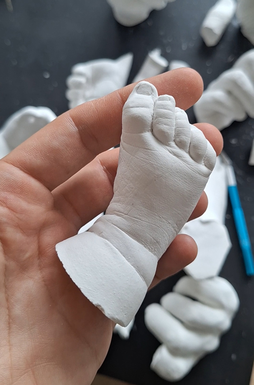 Gipsskulptur av en gjuten babyfot Barnet fot avgjutning med alginat
